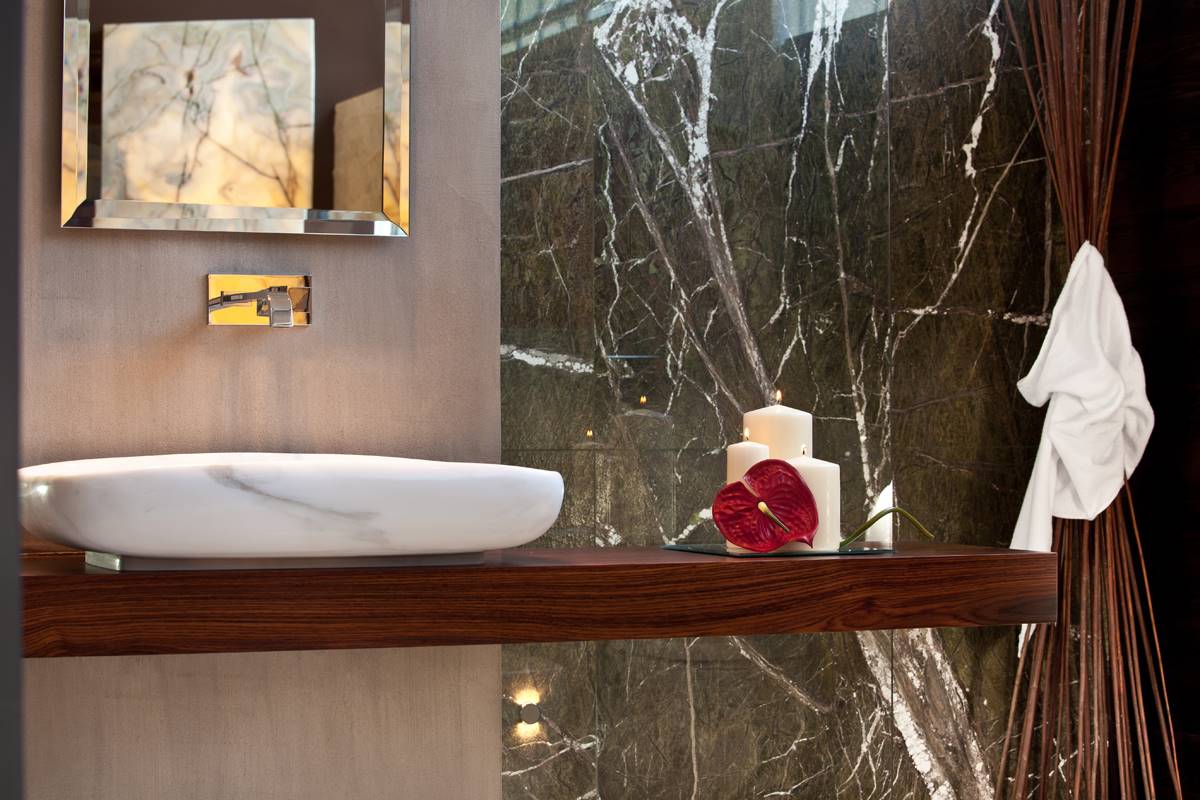 bagno in marmo e legno – MICHELE VOLPI STUDIO INTERIOR DESIGN bagno in marmo - interior design Michele Volpi