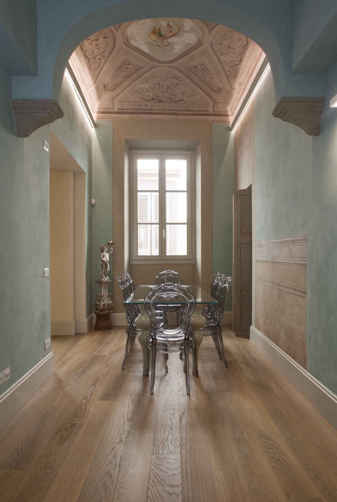 affesco a parete e soffitto – MICHELE VOLPI STUDIO INTERIOR DESIGN immagine di una zona giorno caratterizzata da affreschi a soffitto
