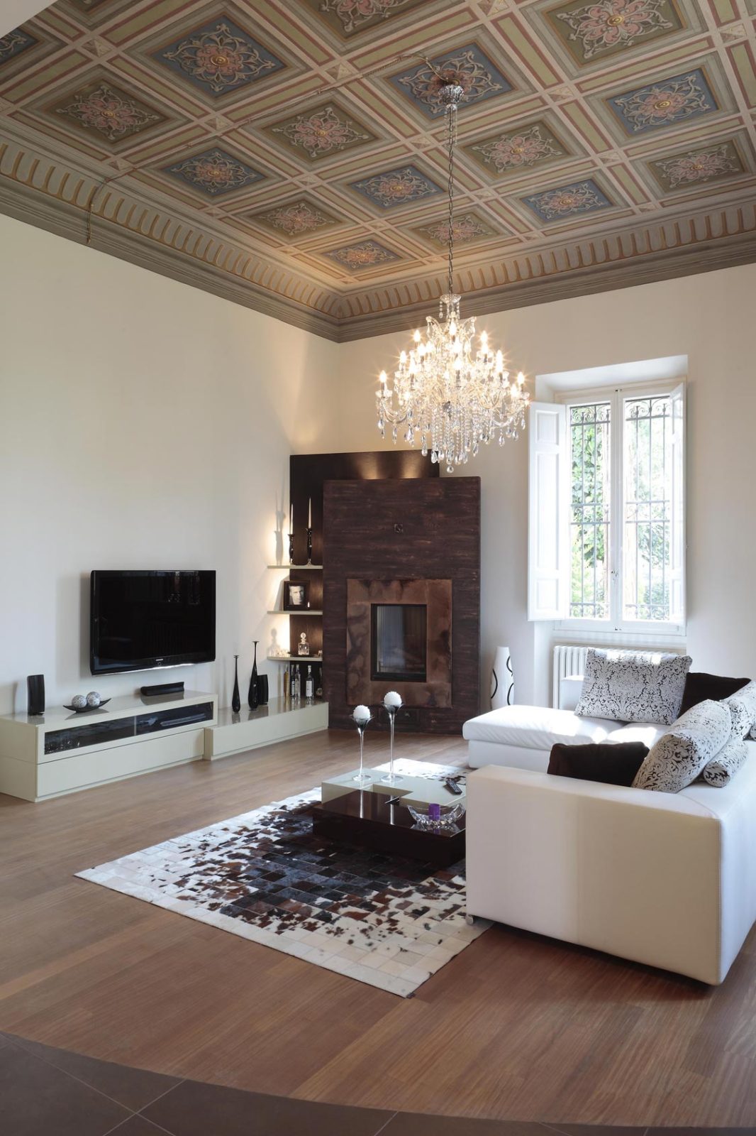 affresco a cassettone – MICHELE VOLPI STUDIO INTERIOR DESIGN immagine di una zona giorno con affresco a soffitto