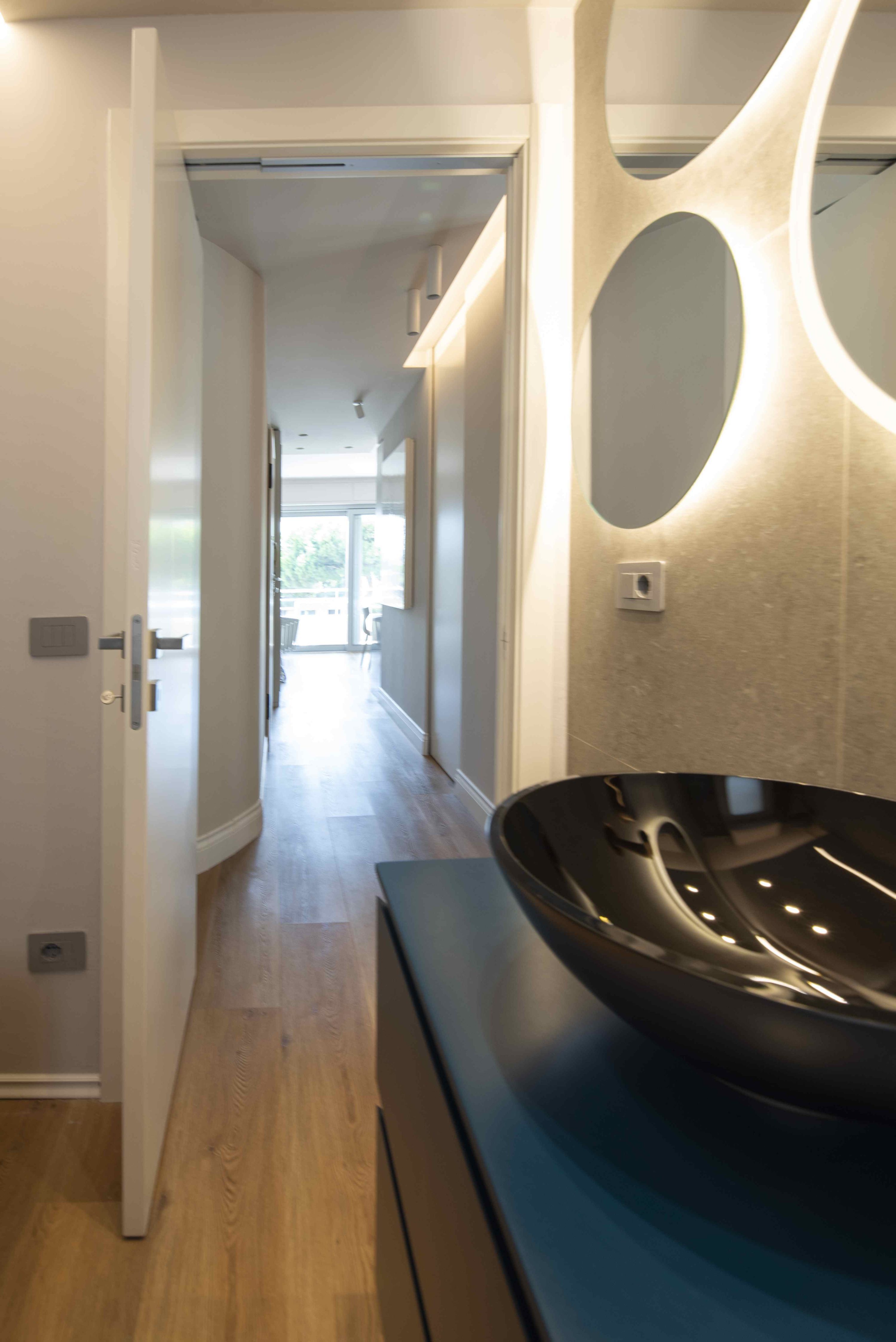 BAGNO DELLA CASA AL MARE – MICHELE VOLPI STUDIO INTERIOR DESIGN L'immagine della vista sul corridoio, direttamente dal bagno della casa vacanze