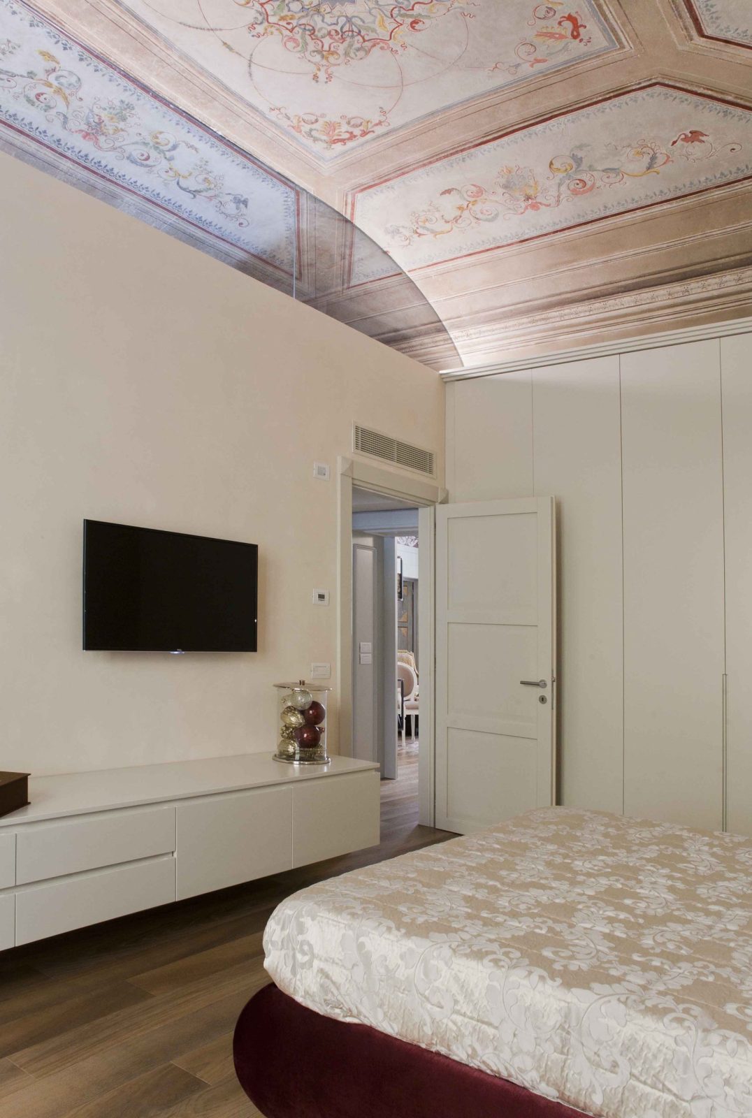 camera con affresco – MICHELE VOLPI STUDIO INTERIOR DESIGN una camera con soffitto affrescato