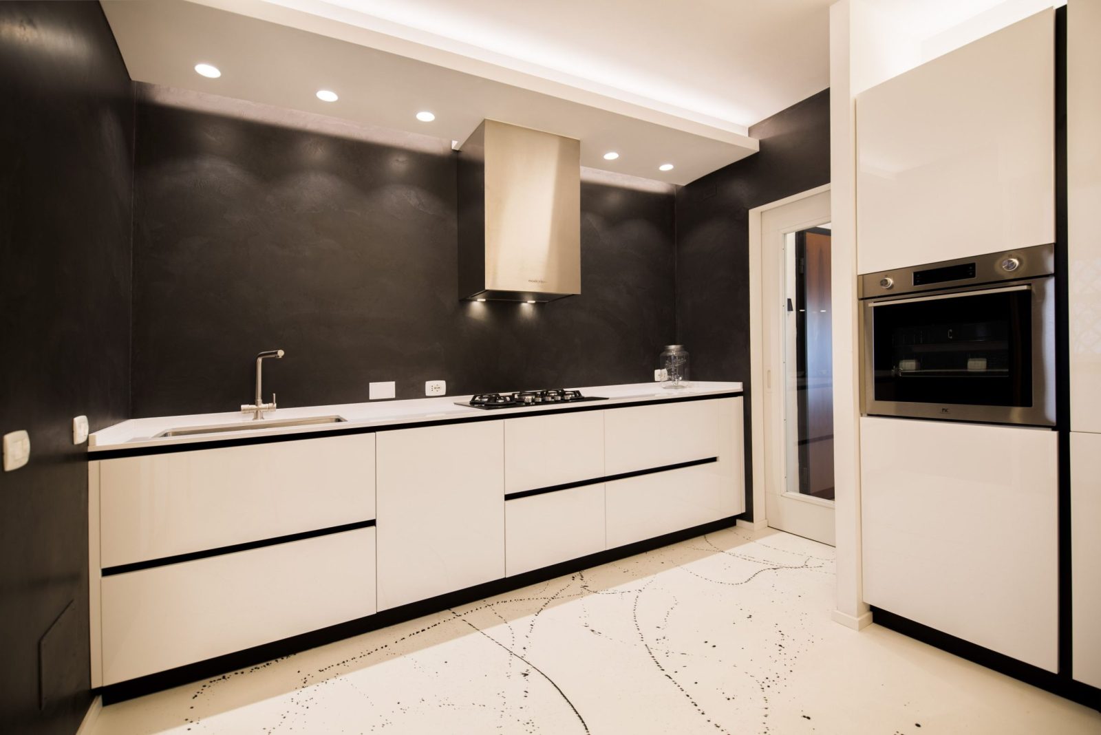 cucina-black-white completamente personalizzata