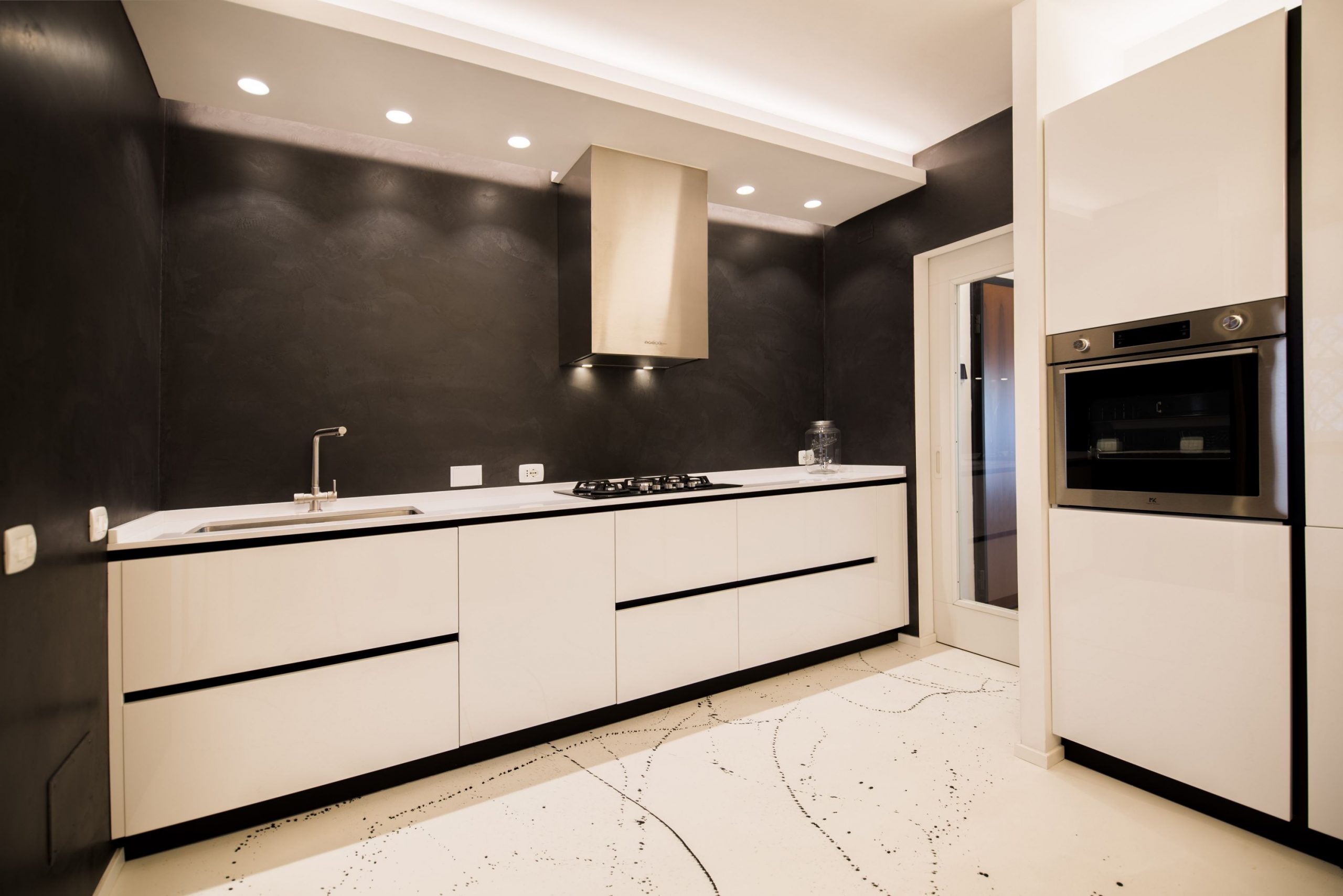 interior design: black & white kitchen 