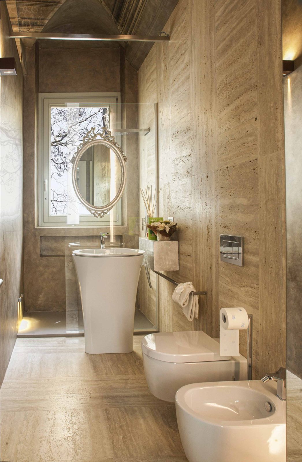 una doccia walk in con lavabo free standing