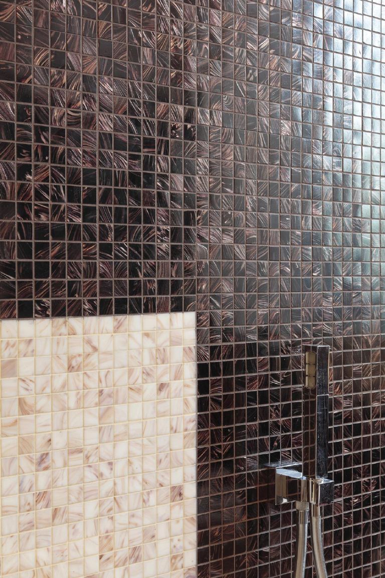 particolare del doppio rivestimento in mosaico per un bagno padronale