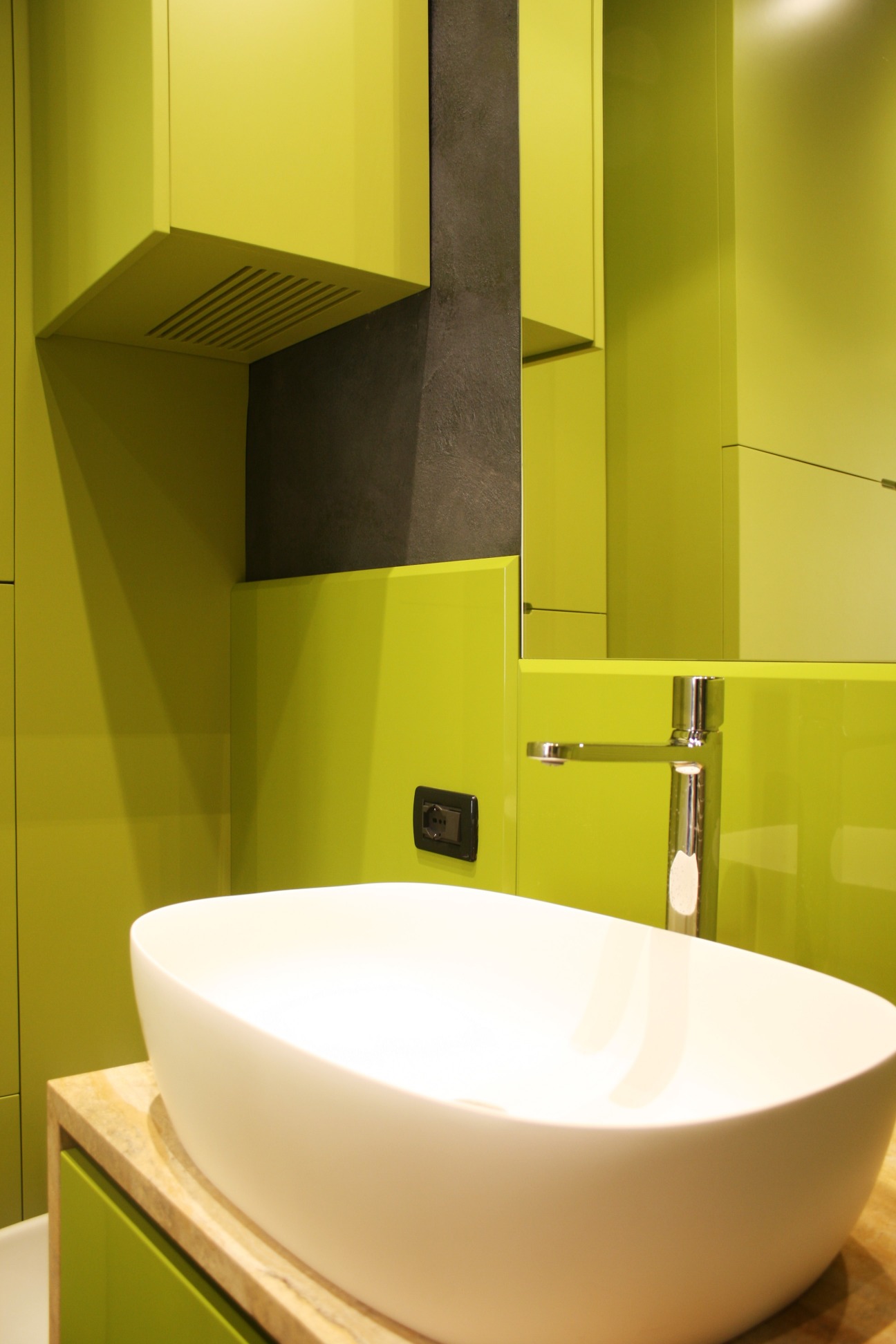 bagno in legno laccato verde lucido