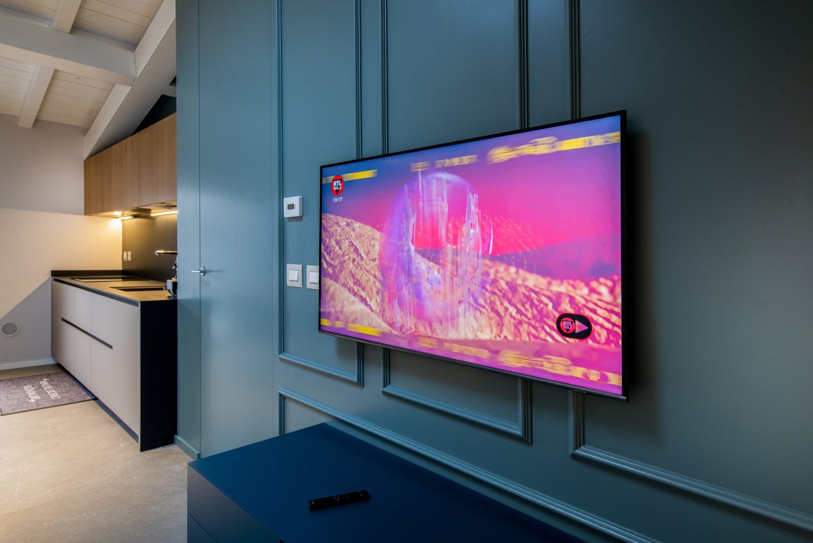 dettaglio-boiserie-moderna-blu-petrolio-tv – MICHELE VOLPI STUDIO INTERIOR DESIGN Dettaglio di una parete boiserie blu petrolio con televisore a schermo piatto integrato